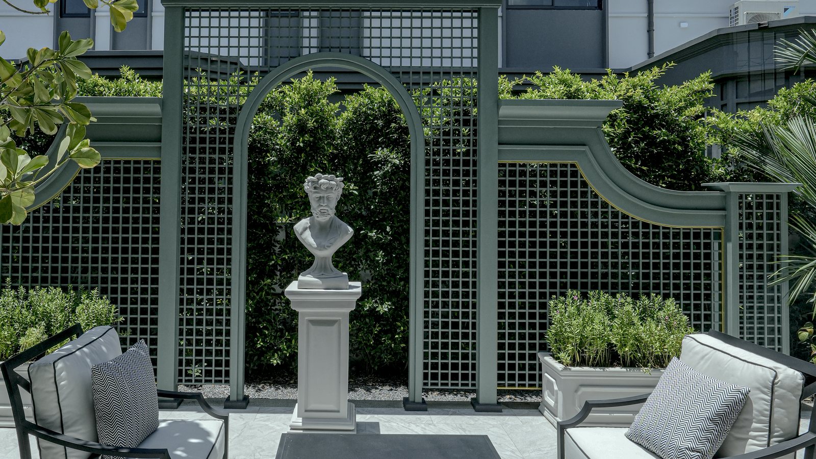 Courtyard terrace with seating